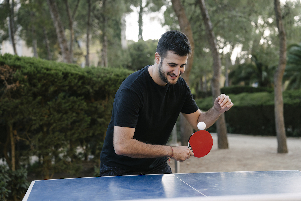 Joueur de tennis de table en action — Ping Marrakech